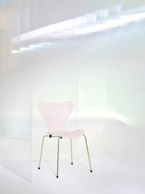 Fritz Hansen Serie 7 Stuhl in 7:14 AM Colour Edition