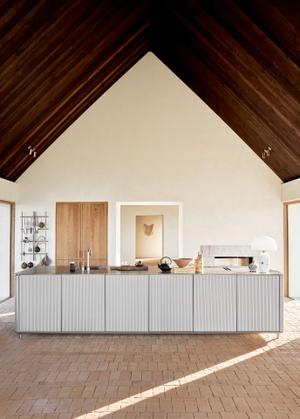 Vipp Küche V3 in Aluminium. Die V3 ist, wie die V1 modular aufgebaut und als Wand- und Inselinstallation verfügbar.