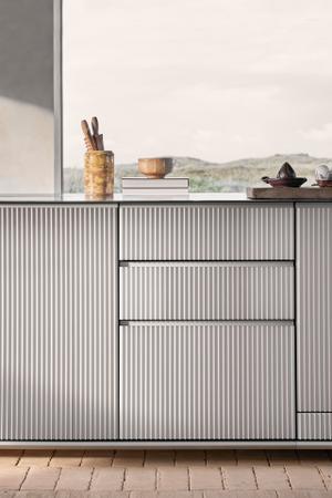 Vipp Küche V3 in Aluminium. Die V3 ist, wie die V1 modular aufgebaut und als Wand- und Inselinstallation verfügbar.