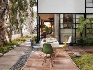 EN 
Staged at the Eames House, Pacific Palisades, California © Eames Foundation, 2023

DE
Inszeniert im Eames House, Pacific Palisades, Kalifornien © Eames Foundation, 2023

FR
Mise en scène à l'Eames House, Pacific Palisades, Californie ©  Eames Foundation, 2023

ES
Escenificada en la Eames House, Pacific Palisades, California © Eames Foundation, 2023

IT
In scena nella Eames House, a Pacific Palisades, California. © Eames Foundation, 2023

NL
Gefotografeerd in het Eames House, Pacific Palisades, Californië © Eames Foundation, 2023
