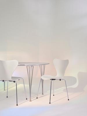 Fritz Hansen Serie 7 Stuhl in 7:14 AM Colour Edition