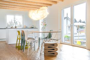 Hängeleuchte Cloud XL-60, Stuhl Standard SP Prouvé, Stuhl Tip Ton 440 230 00, Wiggle Stool 210 226 01 Hocker, Stuhl Wire Chair DKR 41214400, Stuhl Pressed Chair 1056505, Stuhl Serie 7 3107MC