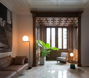 Flos IC Stehleuchte in Schwarz und Flos IC Tischleuchte in Messing.